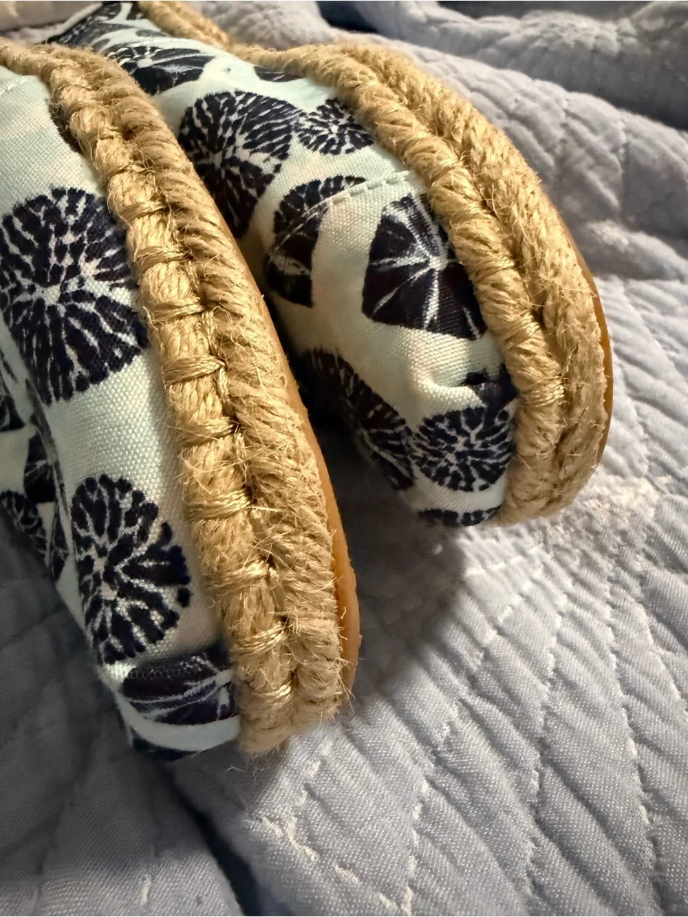 TOMS Coastal Navy & Ivory Canvas Espadrille Slip-On Flats – Women’s Size 7